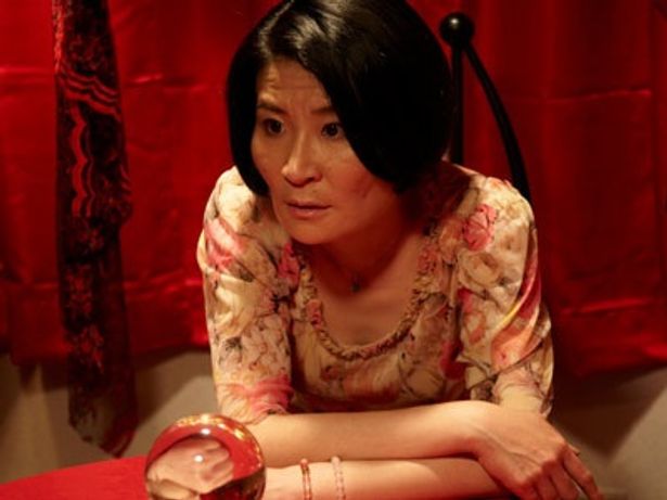 個性派女優・片桐はいりが4つの奇妙な物語に出演