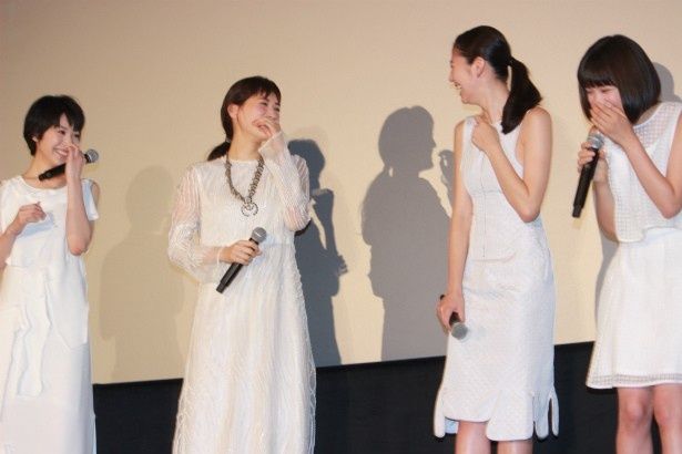 【写真を見る】綾瀬はるかのサプライズ演出に長澤まさみたちは大爆笑