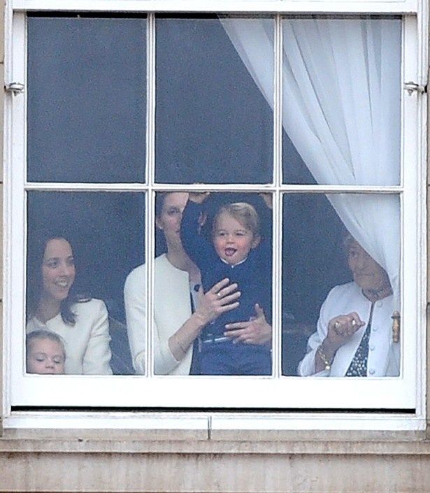 【写真を見る】舌を出して外を眺めるジョージ王子