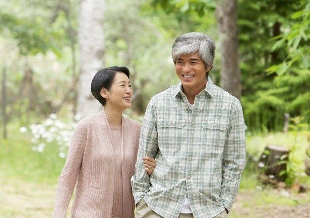 篤史(佐藤浩市)と良子(樋口可南子)の夫婦は、第二の人生を北海道で過ごすことを決断する