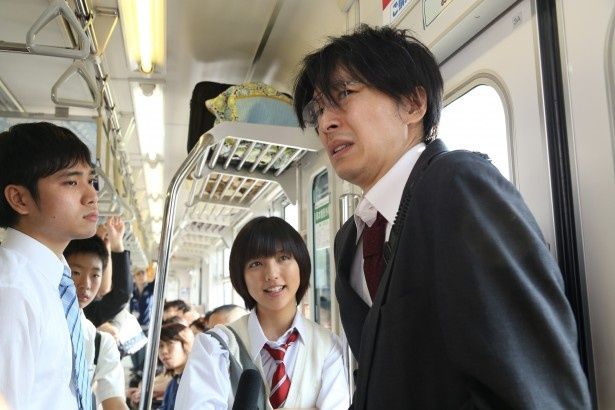 【写真を見る】真野恵里菜が電車内で長谷川博己を追い詰める(『ラブ＆ピース』)