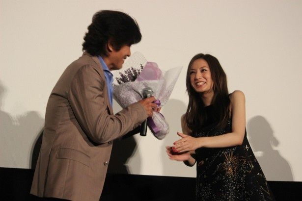 父の日ということで、娘役の北川景子から佐藤浩市へ花束が贈呈された