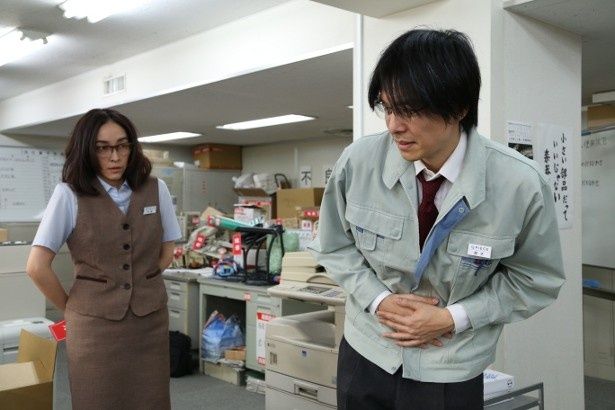 【写真を見る】長谷川博己と麻生久美子の共演シーン。2人ともスターのオーラを封印