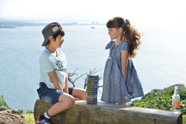 博多湾の向こうには、福岡市街地が映る。離島でありながら、福岡市街までわずか10分という特異な島で生まれ育った少年のひと夏の成長を描く