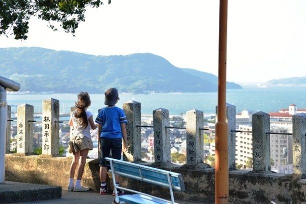 愛宕神社の高台から能古島を見渡すシーン。淡い初恋は、どういう結末を迎えるのか
