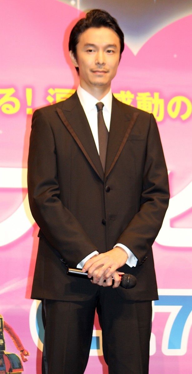 【写真を見る】スーツ姿でビシッとキメて登場した長谷川博己。「かっこいい！」と歓声を浴びた