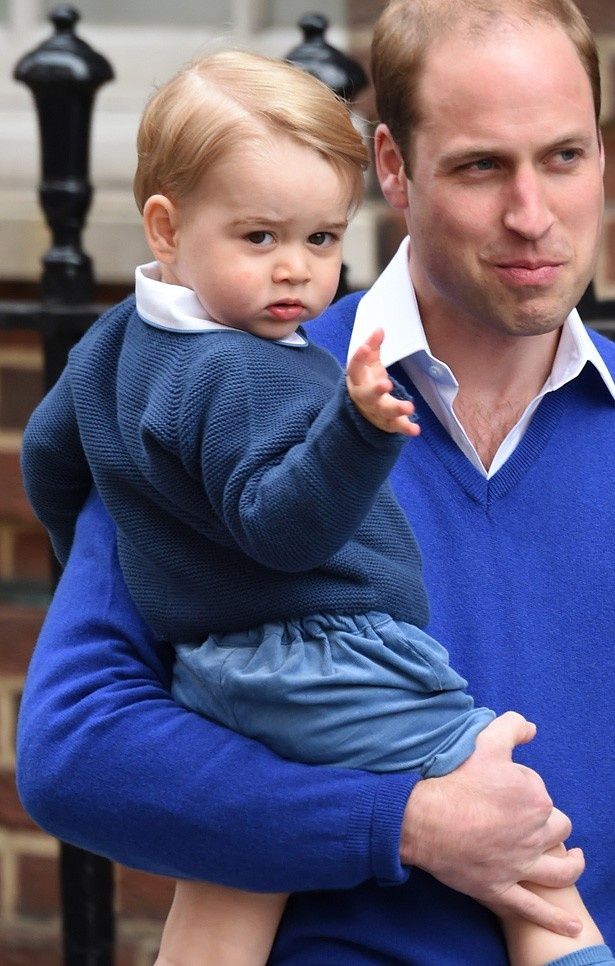ウィリアム王子に抱かれたジョージ王子。髪型もバッチリきまっている