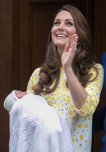 シャーロット王女、洗礼式の衣装はジョージ王子のお古