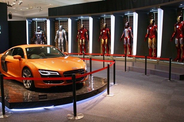 幅約12mの等身大のアイアンマン格納庫、そしてトニー・スタークの愛車「Audi R8」も展示