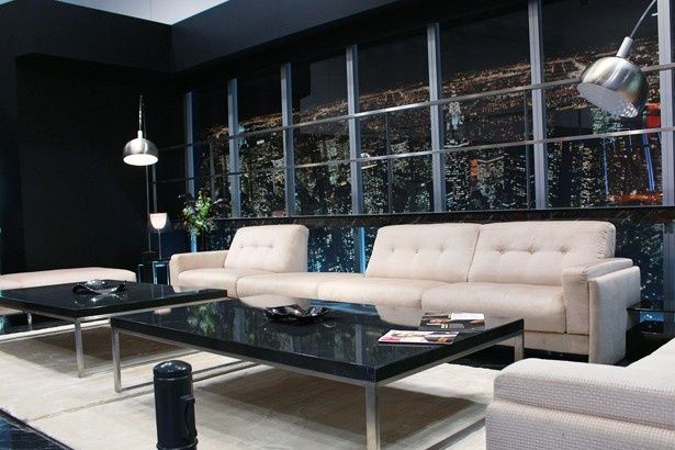 トニー・スタークのリビングルームには実際に映画の撮影で使用されたソファーが置かれている