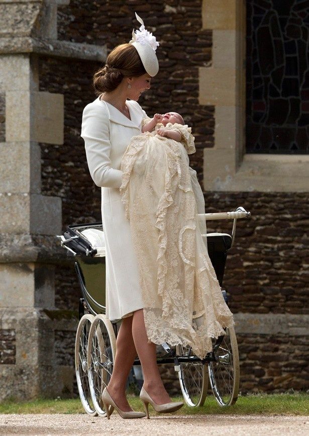 キャサリン妃はエレガントな白いコートドレス姿