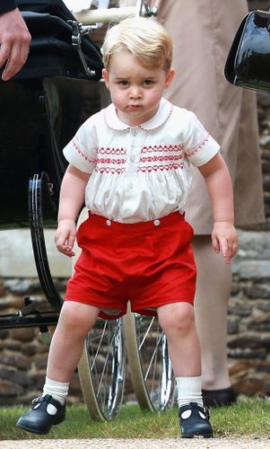 ジョージ王子、赤い半ズボンは30年前のパパのコピー！
