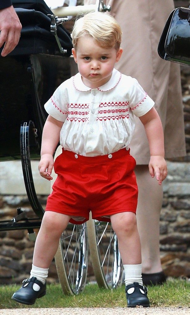 シャーロット王女の洗礼式に赤い半ズボン姿で現れたジョージ王子