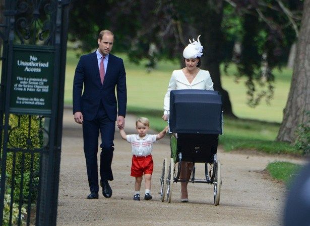 ウィリアム王子と右手をつなぎ、左手はキャサリン妃の押す乳母車をしっかり握って歩くジョージ王子