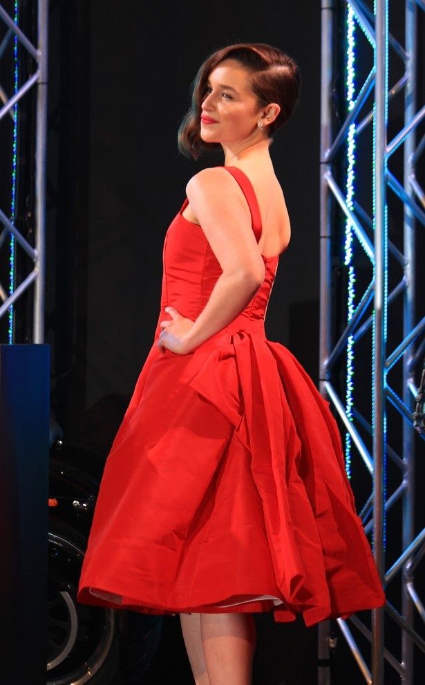 背中にあしらわれたリボンがキュート！真っ赤なミニドレス姿で登場したサラ・コナー役のエミリア・クラーク