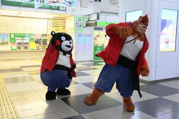 【写真を見る】熊徹が熊本からやってきたくまモンに渋谷を案内！