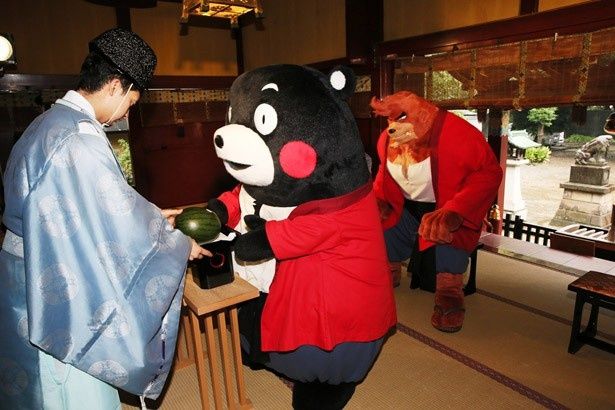くまモンがキャンペーンの成功を祈って、熊本の特産物スイカを奉納！