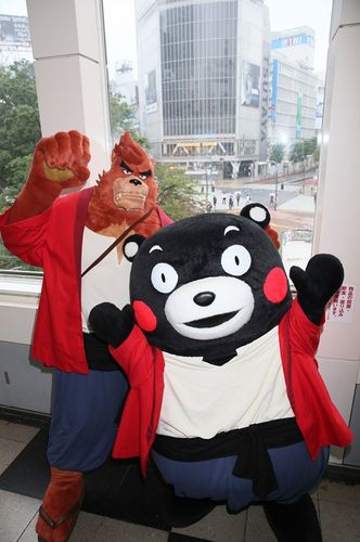 渋谷の街にくまモン＆バケモノ級の巨大熊が出没！