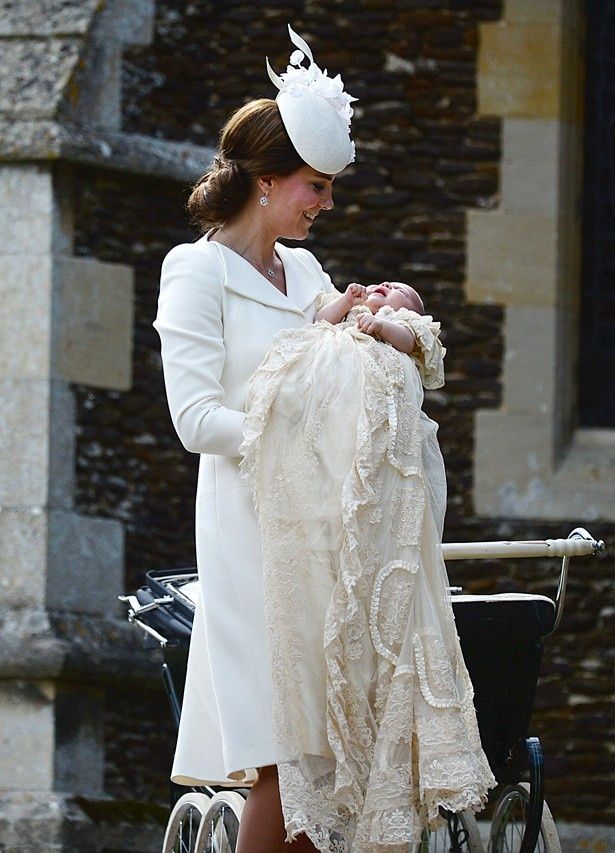 シャーロット王女を抱いたキャサリン妃