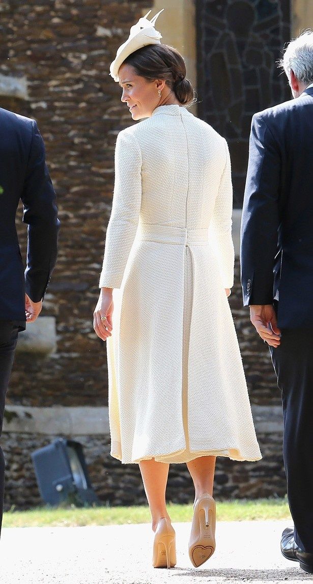 【写真を見る】シャーロット王女の洗礼式では、姉のキャサリン妃と同系統の服で登場