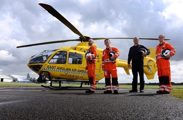 イースト・アングリアン航空救急の救急ヘリコプターのパイロットたち
