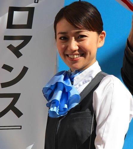 大島優子、ロマンスカーで制服姿披露「シャキッとする」