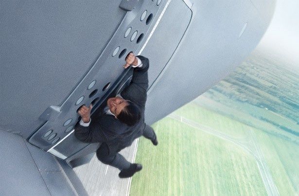 【写真を見る】上空約1500mを飛ぶ飛行機にしがみつき、超人的なアクションを披露した53歳のトム・クルーズ