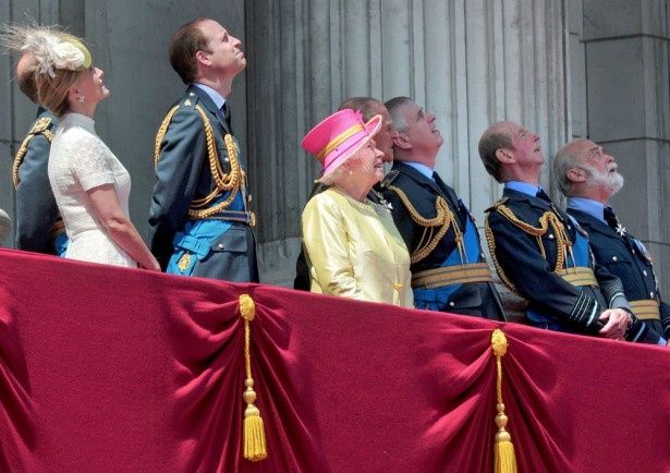 【写真を見る】空軍機を眺める王室の人々。キャサリン妃の姿はない