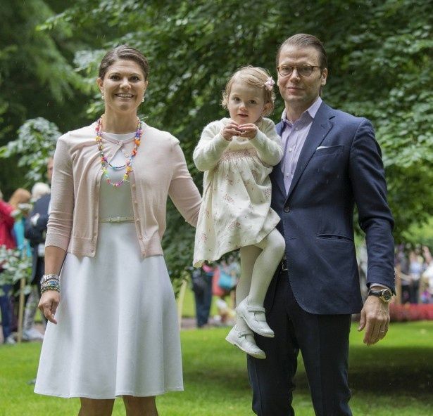 【写真を見る】エステル王女はヴィクトリア王太子とダニエル王子の第一子