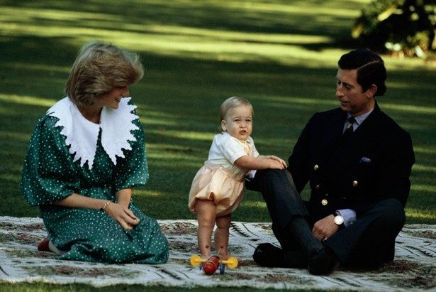 【写真を見る】変顔をする幼いころのウィリアム王子と、それを見守るチャールズ皇太子と故ダイアナ妃