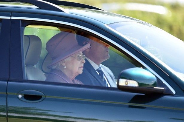 【写真を見る】運転席の女王。サングラスをかけ、帽子をかぶっている