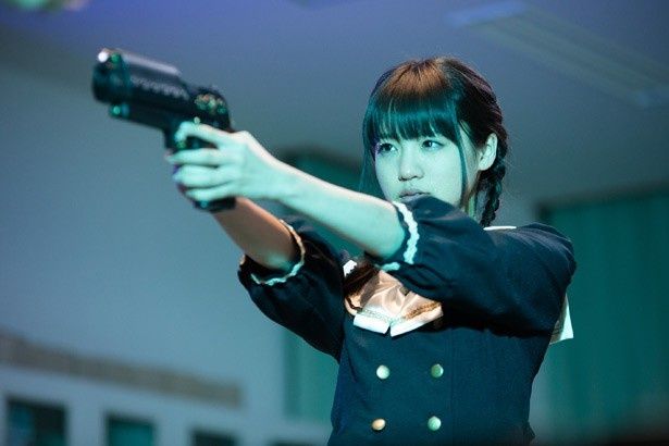 【写真を見る】「Popteen」モデルの志田友美が拳銃を持ちながら狂気あふれる演技を炸裂！