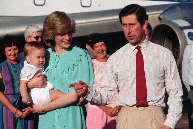 若き日のダイアナ妃とチャールズ皇太子、ウィリアム王子