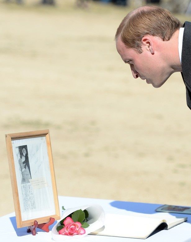 【写真を見る】かつてダイアナ妃も訪れた保土ヶ谷の英連邦戦死者墓地でダイアナ妃の記事を見つめるウィリアム王子