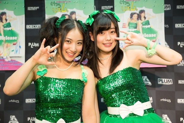 アイドルユニット“けろリズム”の松本舞香を演じるのはグラビアアイドルの紗綾(写真左)