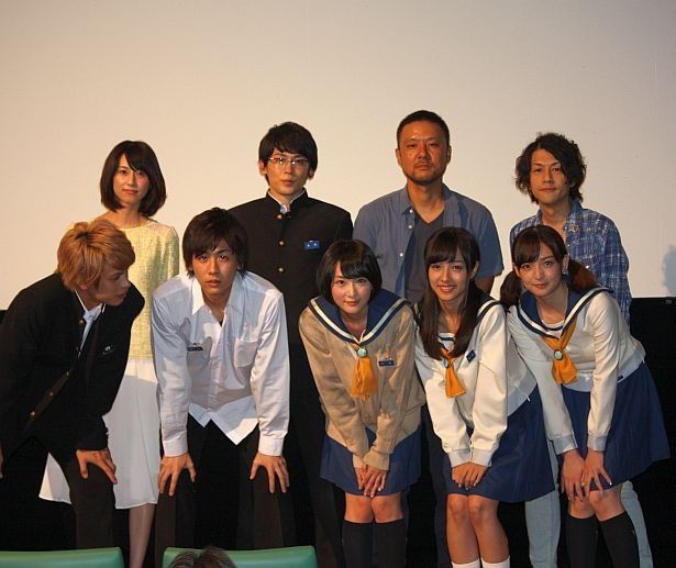 『コープスパーティー』の舞台挨拶に制服姿で登場した主演の生駒里奈(中央下)