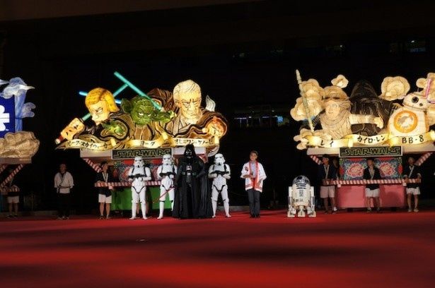 ねぶた祭り前夜祭セレモニーに登場した鹿内市長とベイダー卿、ストームトルーパー、R2‐D2