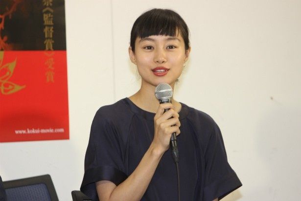 忽那汐里は妻夫木聡演じる日本人青年の妻役