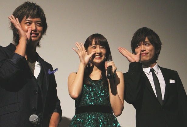 【写真を見る】山本美月、山本裕典、井上正大が“大丈夫ポーズ”で記念撮影！