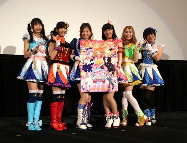 【写真を見る】ミニライブ付前夜祭上映会に登場したAIKATSU☆STARSの6人