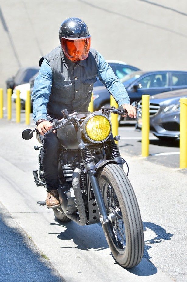 【写真を見る】一方、父のデビッドはバイクでジム通い