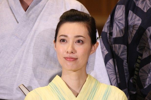 終始落ち着いた様子で微笑む吹石一恵