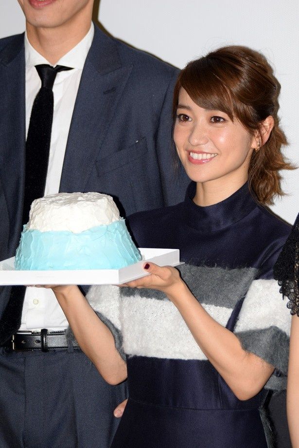 富士山をイメージしたスタッフお手製のケーキを手にする大島優子