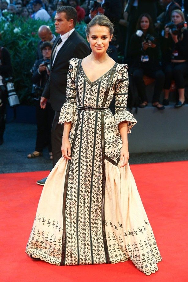 【写真を見る】ルイ・ヴィトンのドレスで登場したアリシア・ヴィキャンデル。ほかヴェネチア映画祭前半のベストドレス写真はこちら