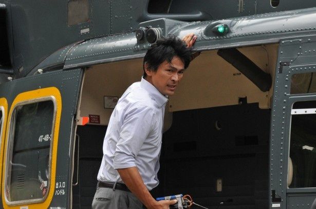 【写真を見る】江口洋介が、ヘリコプターから身を乗り出す決死のアクションシーンにトライ