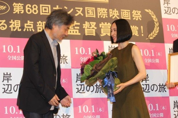 黒沢清監督に花束を贈呈する深津絵里