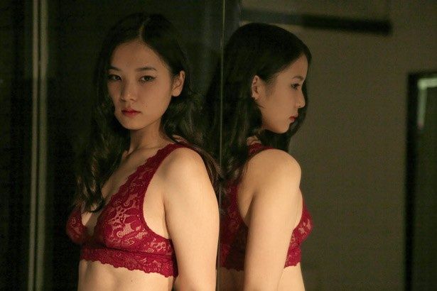 【写真を見る】セクシーすぎてドキドキ！深紅のブラジャー姿の現役女子大生