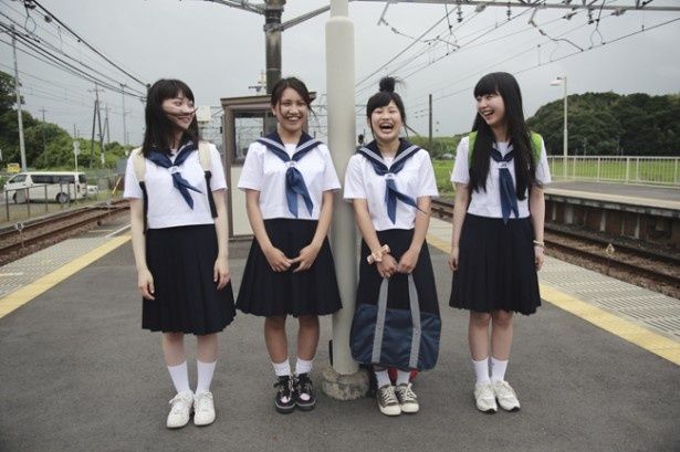 撮影当時は現役の女子高生だった4人(写真左から2人目の井上苑子は現在も高校生)