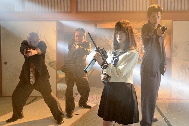 【写真を見る】機関銃を構える橋本環奈。髪をバッサリ切って意気込みも充分！