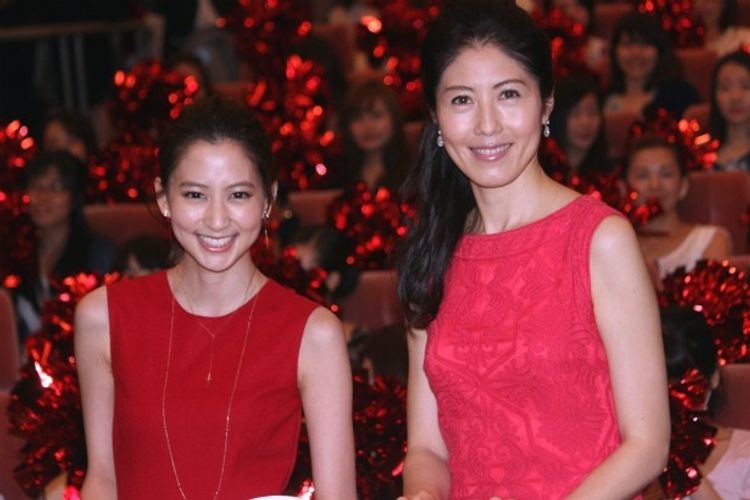 河北麻友子と小島慶子、赤のドレスで女子トーク